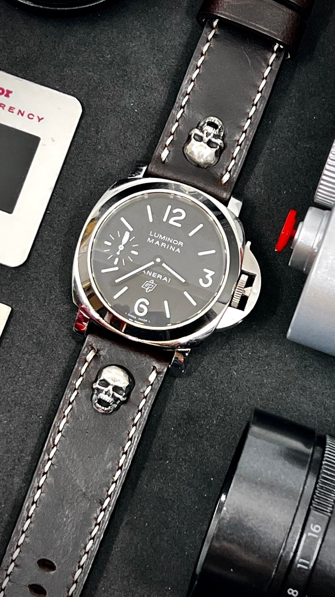 Transform your watch into a stylish accessory with our brown leather strap & silver skull stud. Fits 24mm & 26mm lug widths.