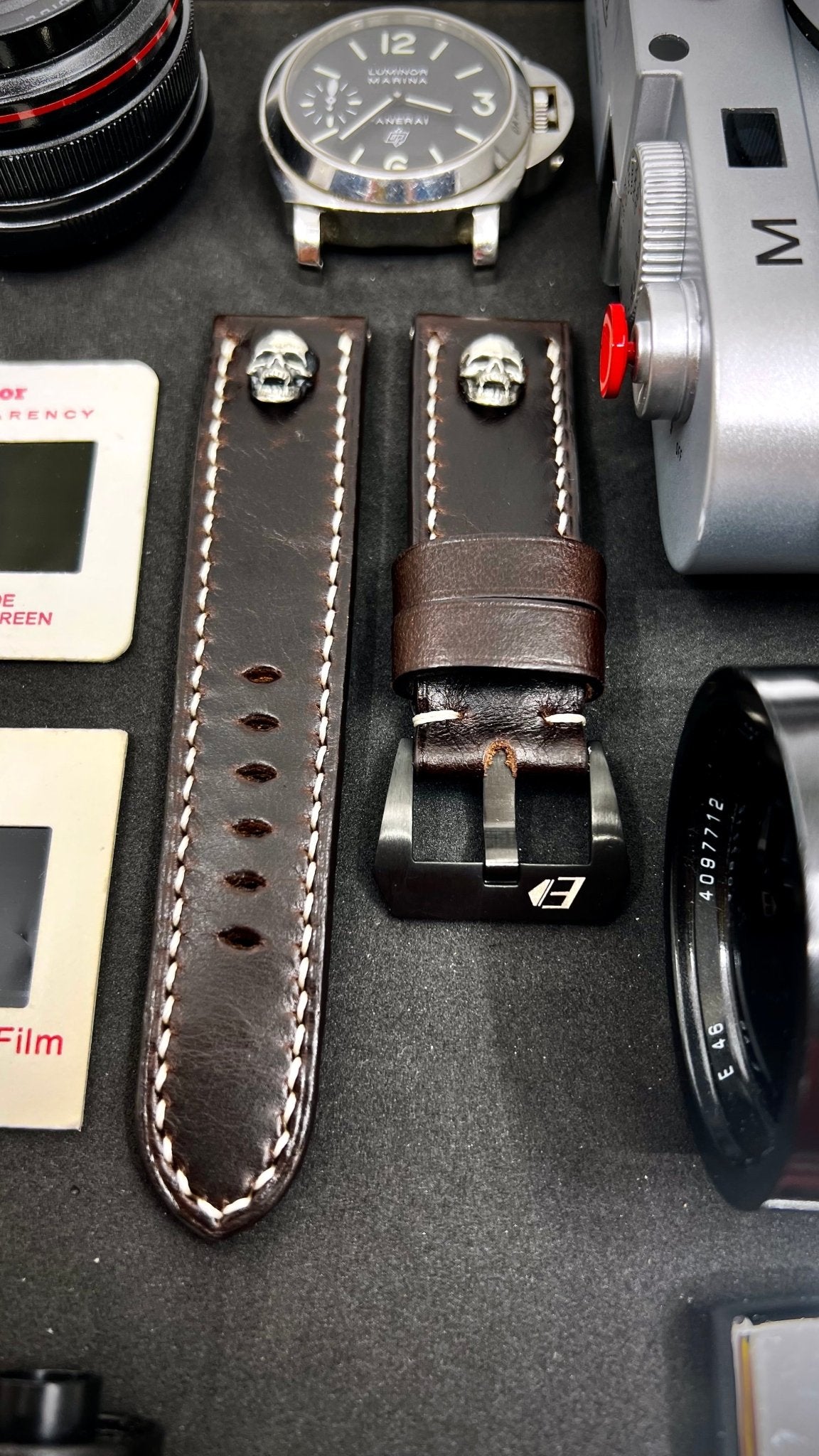 Elevate your wrist game with this brown leather watch strap and silver skull stud. Perfect for 24mm & 26mm watches.